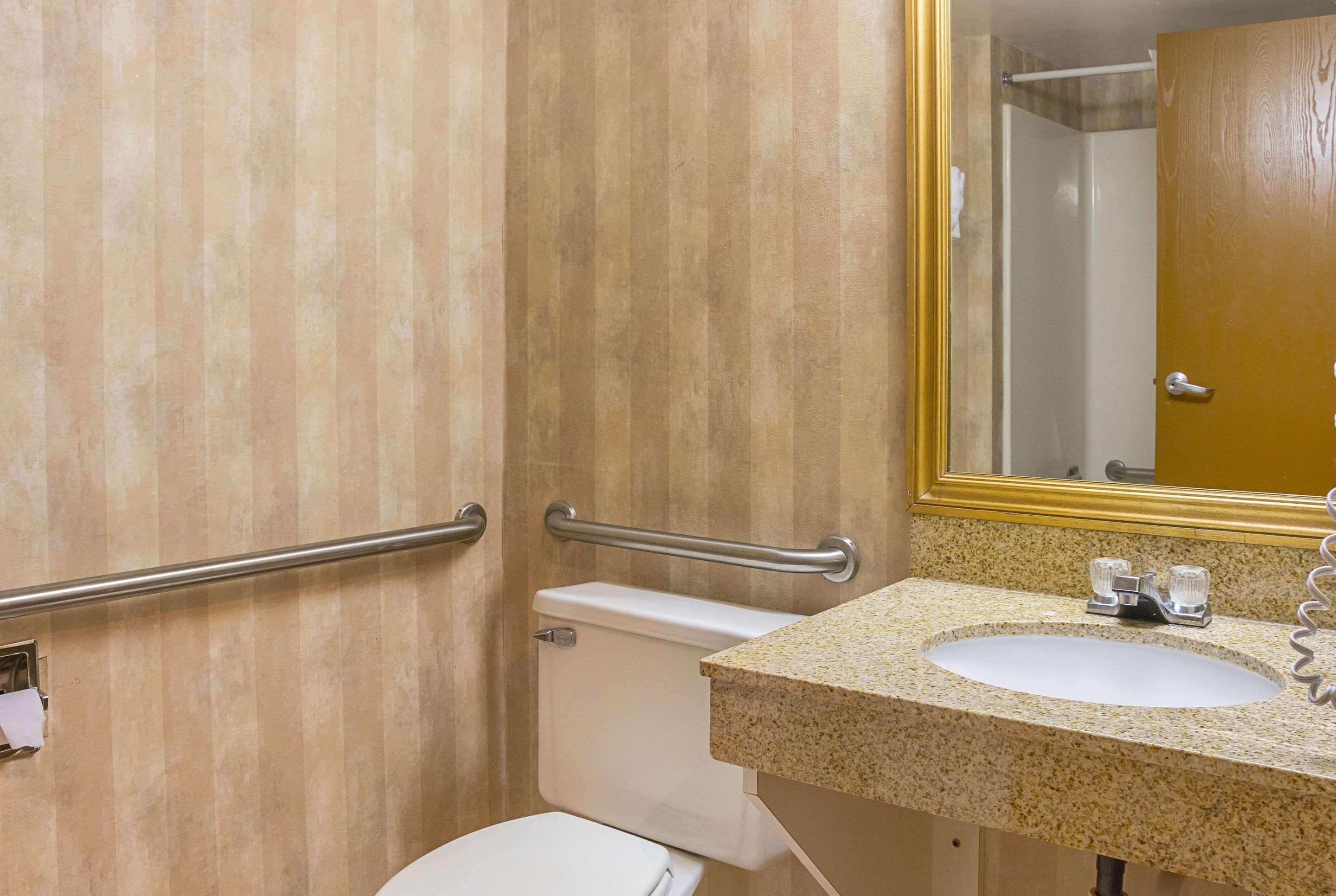 Quality Inn & Suites Detroit Metro Airport Romulus Exteriör bild
