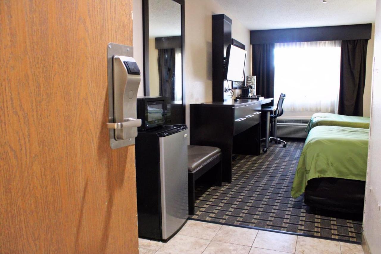 Quality Inn & Suites Detroit Metro Airport Romulus Exteriör bild