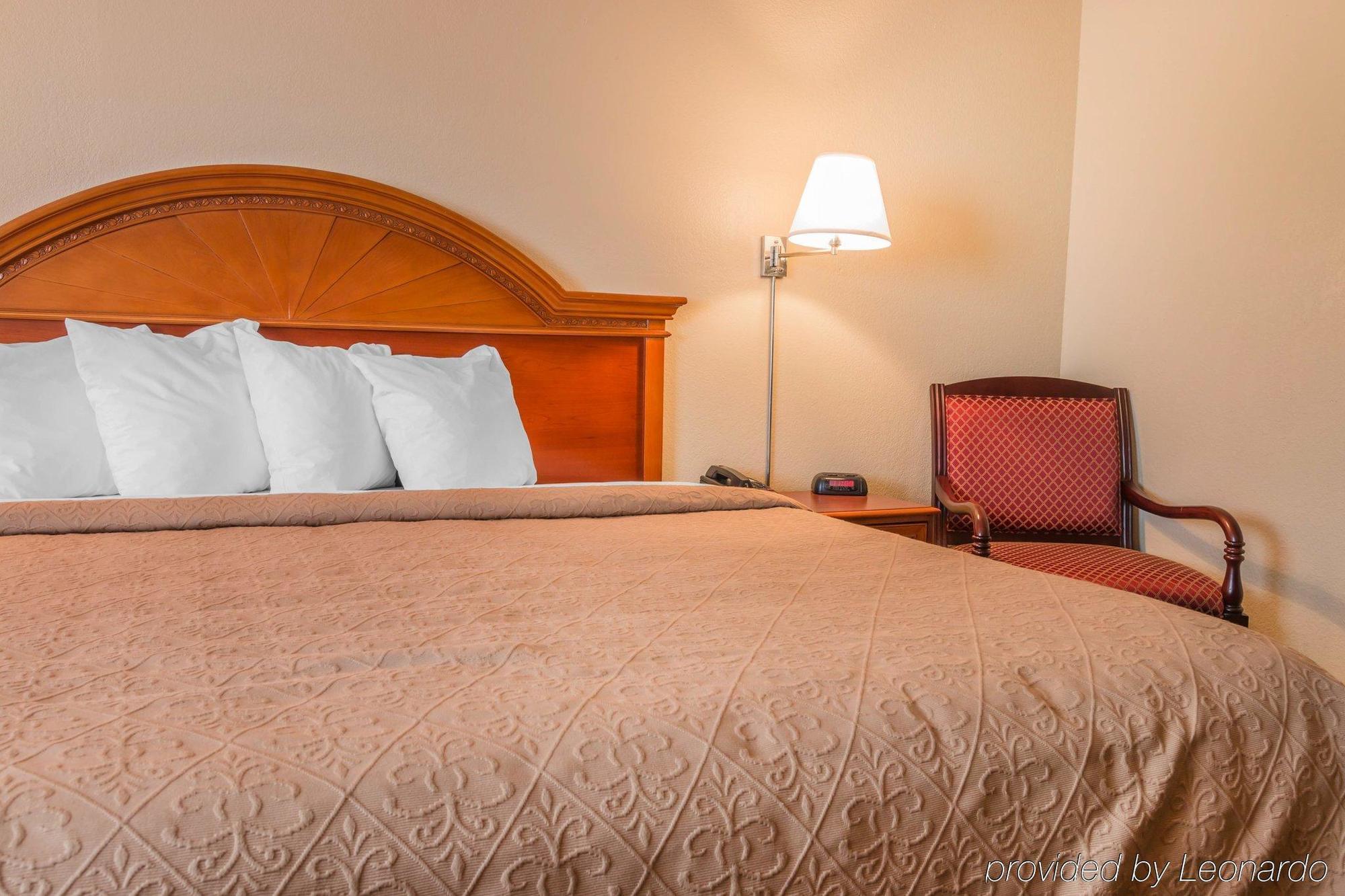 Quality Inn & Suites Detroit Metro Airport Romulus Exteriör bild