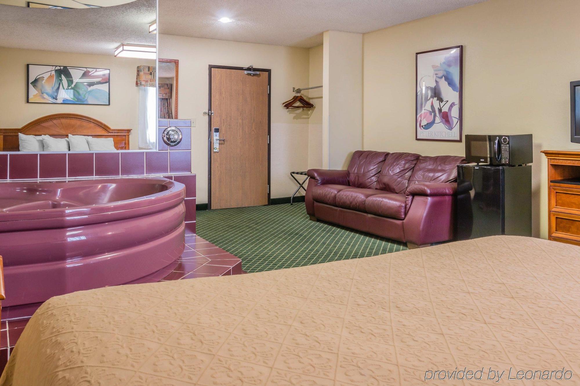 Quality Inn & Suites Detroit Metro Airport Romulus Exteriör bild