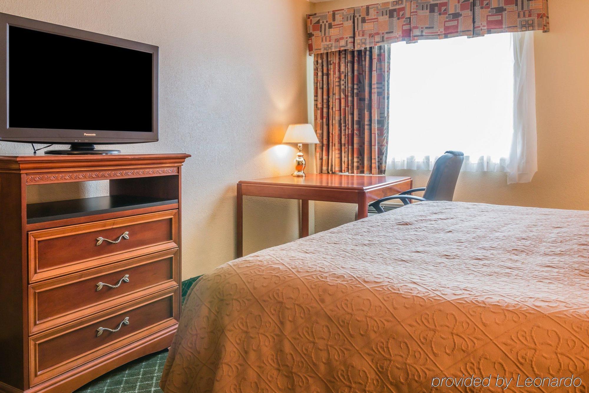 Quality Inn & Suites Detroit Metro Airport Romulus Exteriör bild