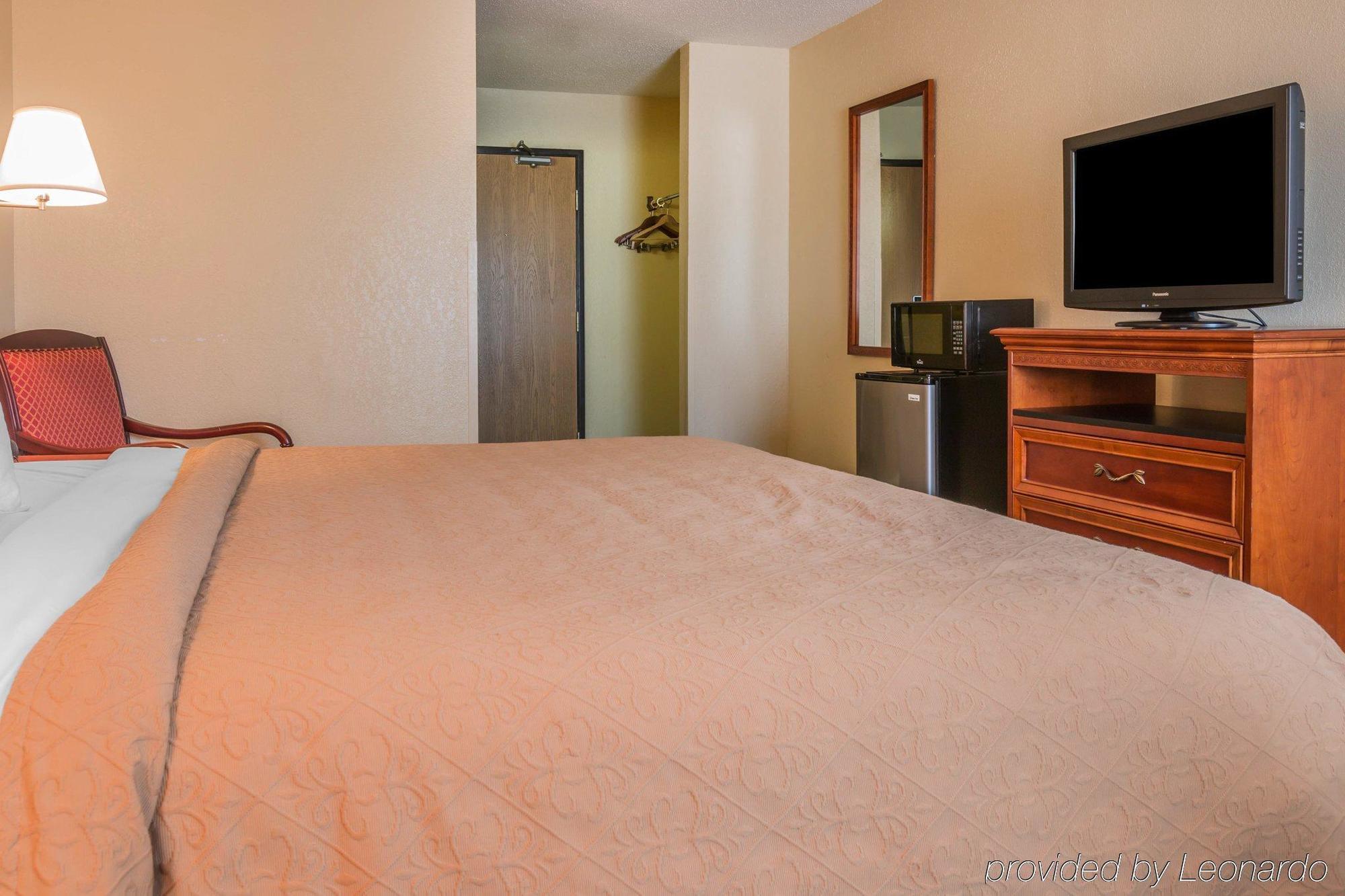Quality Inn & Suites Detroit Metro Airport Romulus Exteriör bild