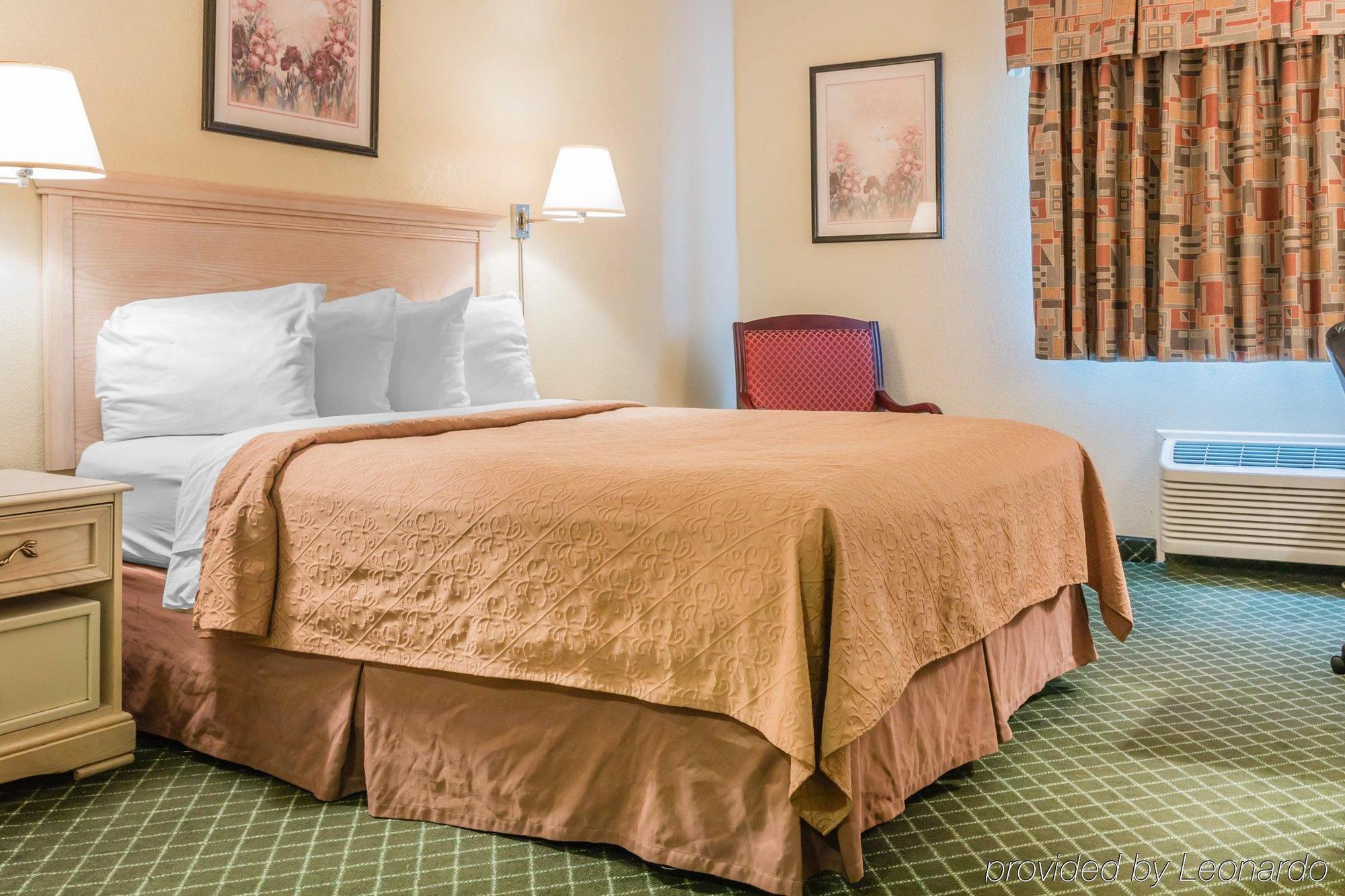 Quality Inn & Suites Detroit Metro Airport Romulus Exteriör bild