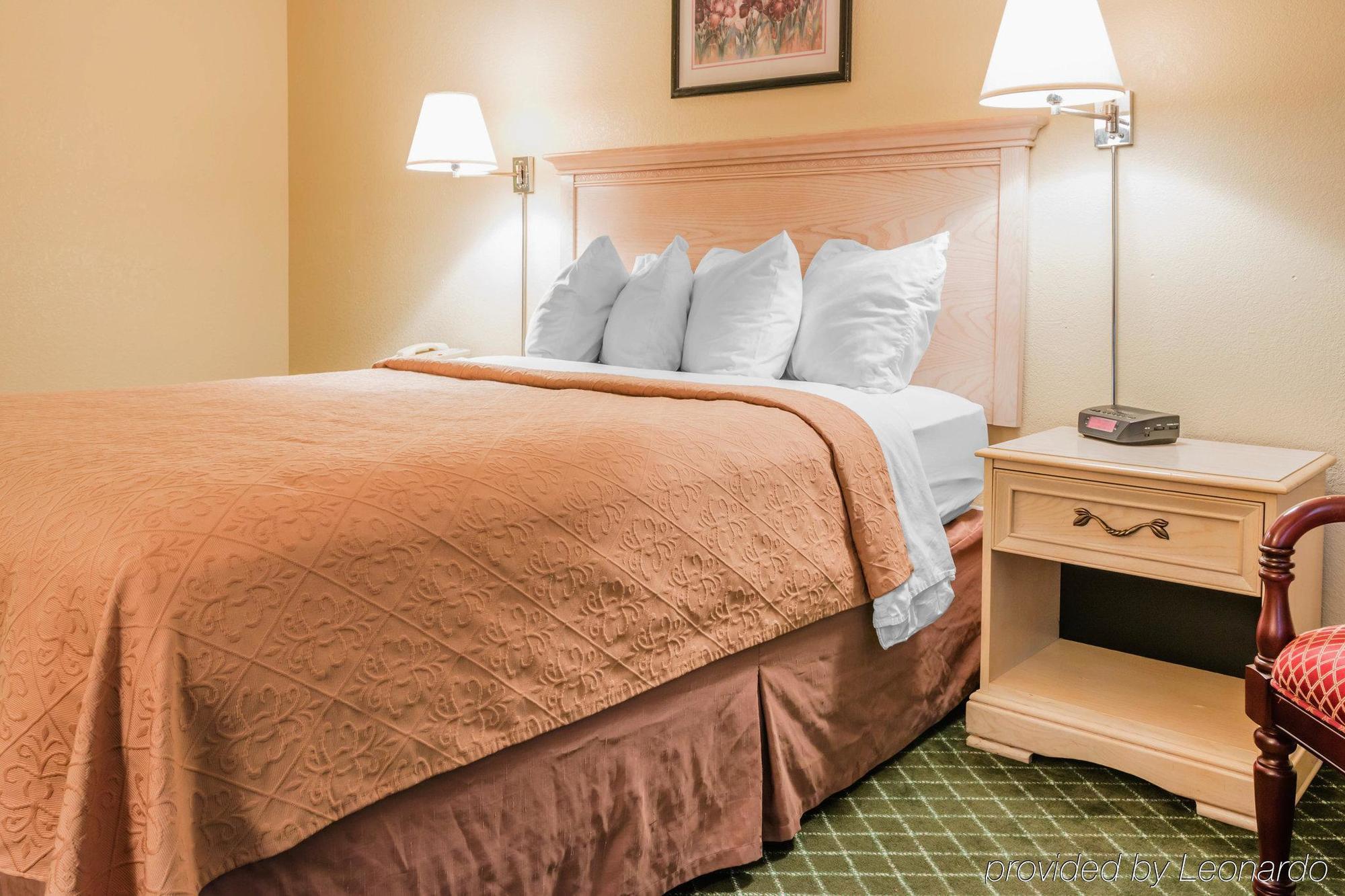 Quality Inn & Suites Detroit Metro Airport Romulus Exteriör bild