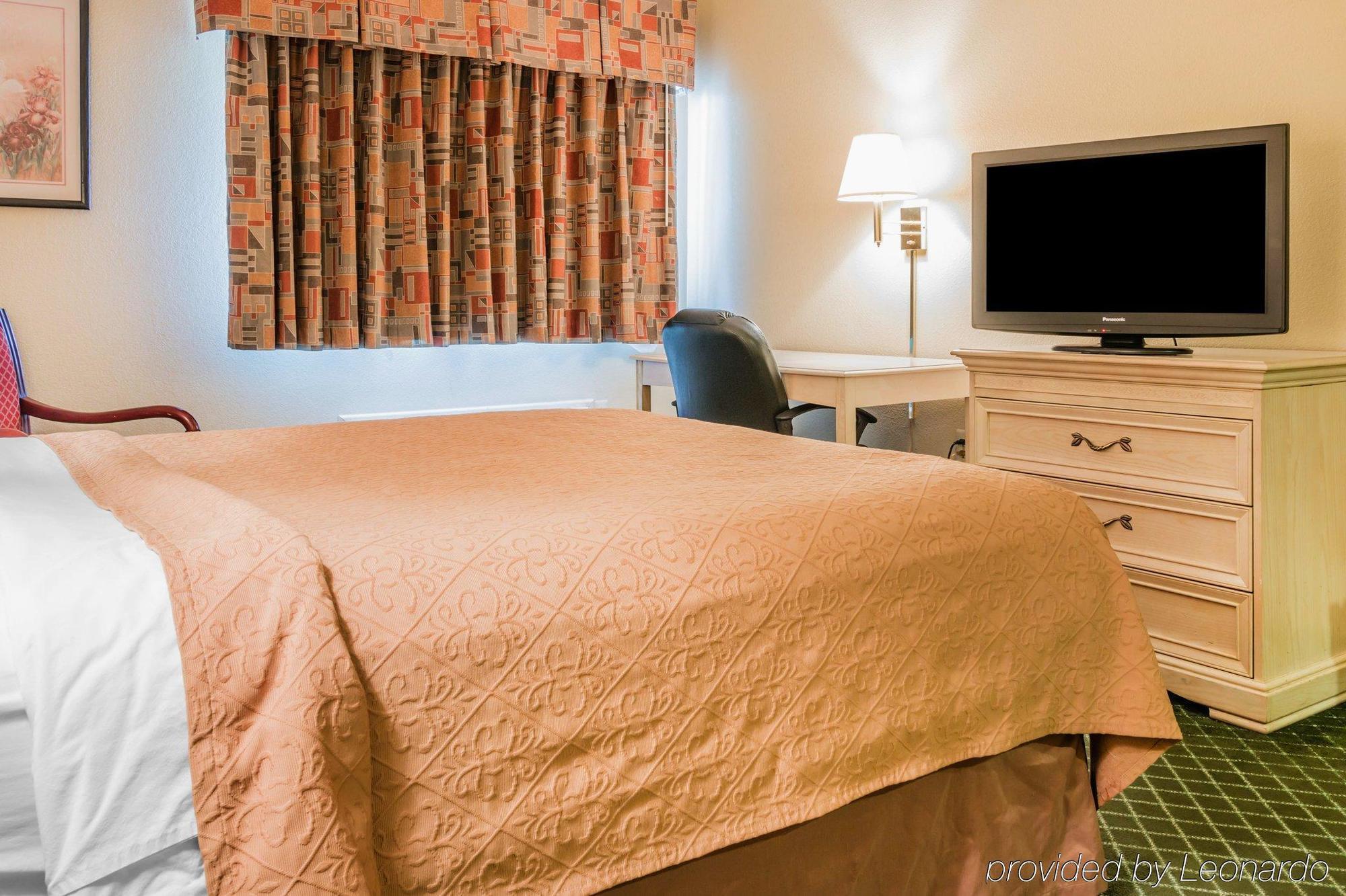 Quality Inn & Suites Detroit Metro Airport Romulus Exteriör bild
