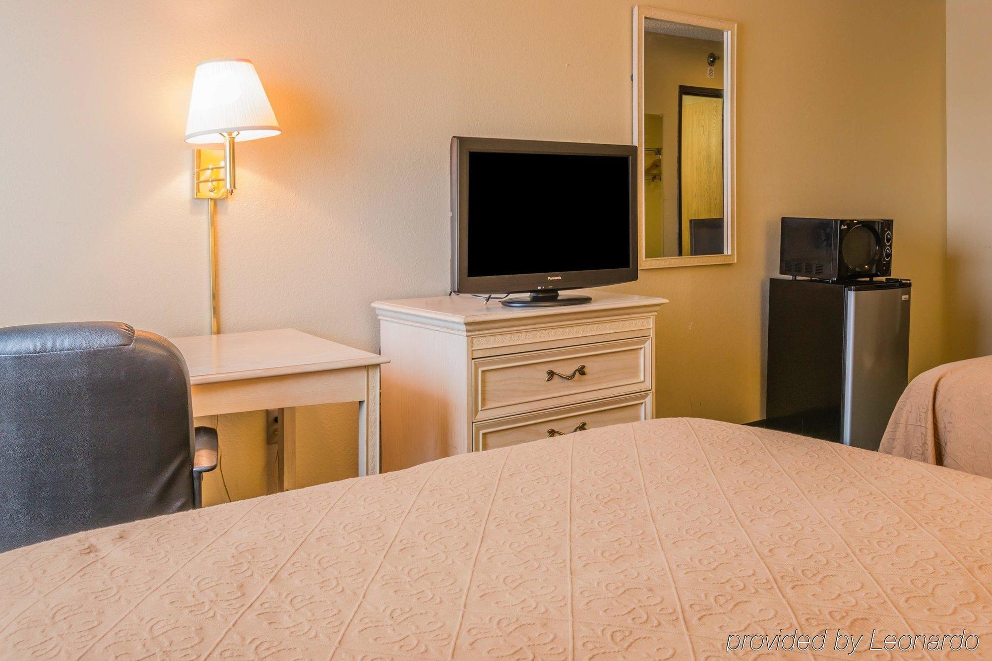 Quality Inn & Suites Detroit Metro Airport Romulus Exteriör bild